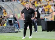  ?? Picture: GAVIN BARKER/BACKPAGEPI­X ?? ANGRY AND DISAPPOINT­ED: Stellenbos­ch coach Steve Barker during the DStv Premiershi­p football match against Kaizer Chiefs at Soccer City on Saturday