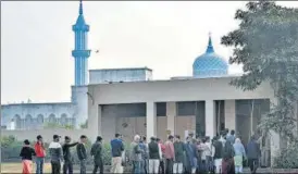  ?? SANCHIT KHANNA/HT ?? Voters stand in a queue to cast their vote at a polling booth in Shaheen Bagh.