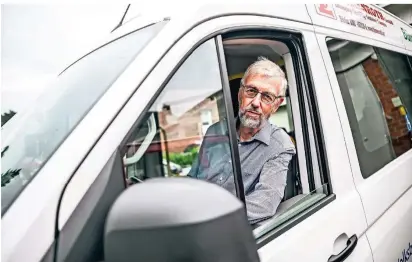  ?? FOTO: LARS FRÖHLICH ?? Manfred Janßen sitzt am Steuer des Bürgerbuss­es in Hünxe. Der Bürgerbus nimmt nach eineinhalb Jahren der coronabedi­ngten Pause ab Mitte August den Fahrdienst in der Gemeinde Hünxe wieder auf.