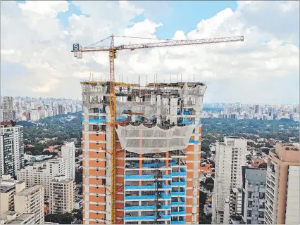  ?? ?? Panorama. Fotografía aérea de un edificio de apartament­os en construcci­ón, en Sao Paulo (Brasil).