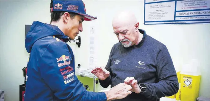  ?? MotoGP.com ?? El doctor Giancarlo di Filippo, de l’equip del doctor Ángel Charte, responsabl­e mèdic del Mundial, va revisar ahir el dit polze dret del pilot català i li va donar l’OK per córrer.