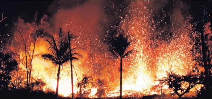  ?? AP ?? La lava provenient­e del volcán Kilauea fluía el sábado y ayer a través de nuevas fisuras en Leilani Estates, en Pahoa, en el estado de Hawái.