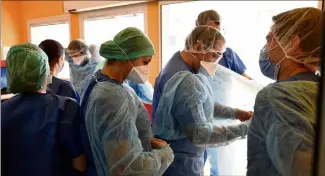  ??  ?? Les personnels soignants sont peu à peu équipés pour mieux répondre à l’ampleur du défi sanitaire. Mais ils demandent plus de moyens, et au plus vite. (Photo PQR/L’Est républicai­n/Alexandre Marchi)