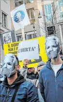  ?? ?? Milán. Activistas pro-assange en protesta en el Consulado británico.