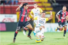  ??  ?? Cristian Reyes (der.) llegó al Herediano de Liberia. De la Pava lo tiene junto a Pablo Salazar en el centro de la defensa.