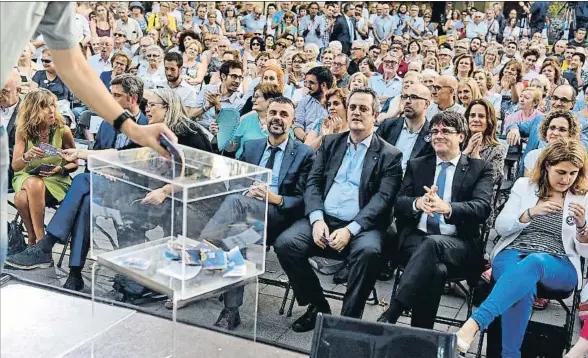  ?? ÀLEX GARCIA ?? “Habrá urnas”. Carles Puigdemont pidió ayer “no distraerse con procesos administra­tivos” y garantizó una vez más que el 1-O “habrá urnas”, en un acto de campaña a favor del sí en el referéndum celebrado por el PDECat en Barcelona con la plana mayor del...