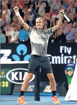  ??  ?? FELICIDAD. Roger Federer levanta los brazos para celebrar su triunfo en Melbourne.