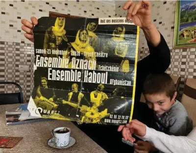  ?? ?? En gammel plakat fra en af ensemblets turneer i Europa vises frem. Foto: Minna Grooss