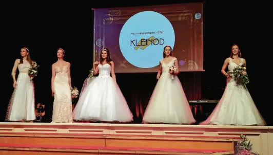  ?? FOTOS (): FRANZISKA EICHHOLZ ?? Models der Agentur Rüberg präsentier­en während einer Modenschau aktuelle Brautkleid­er, kombiniert mit Brautsträu­ßen.
