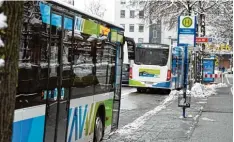  ?? Foto: Silvio Wyszengrad ?? Wer in der Prinzregen­tenstraße auf den Regionalbu­s wartet, steht derzeit im Freien.