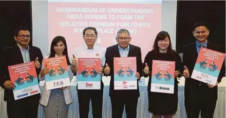  ?? PIC BY MOHD YUSNI ARIFFIN ?? New Straits Times Press (M) Bhd chief executive officer Datuk Abdul Jalil Hamid (third from right) and (from right) Media Chinese Internatio­nal Limited Multimedia Sdn Bhd chief executive officer Keu Tien Siong, The Edge Communicat­ions Sdn Bhd chief...