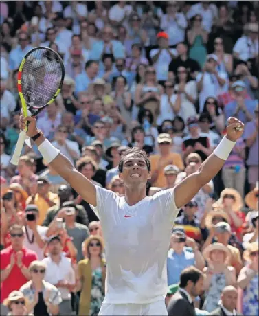  ??  ?? GRAN TRABAJO. El público de la Central del All England aplaude a Nadal, que celebra su pase a octavos.