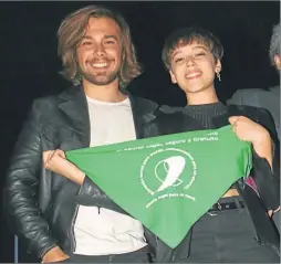  ??  ?? JUNTOS. Cuevas y Fernández tras la charla en la Feria del Libro.