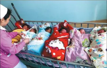  ?? GONG BO / FOR CHINA DAILY ?? A nurse tends to newborns at Xiangyang No 1 People’s Hospital in Xiangyang, Hubei province, on Thursday. The hospital welcomed 109 infants to the world during the Spring Festival holiday from Feb 15 to 22.