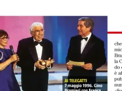  ??  ?? AI TELEGATTI 7 maggio 1996. Gino Bramieri con Franca Valeri (97) e Corrado (1924-99) alla Notte dei Telegatti, la sua ultima apparizion­e in pubblico.