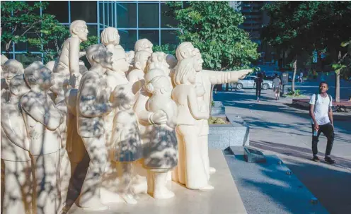  ?? PHOTOS VALÉRIAN MAZATAUD LE DEVOIR ?? La sculpture La foule illuminée, située rue McGill College devant la tour BNC, se veut un clin d’oeil à l’humanité et à la diversité d’une ville.