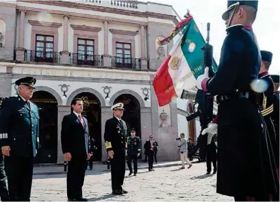  ??  ?? CONMEMORAC­IÓN. El presidente Peña Nieto, ayer en el Teatro de la República, en la capital de Querétaro.