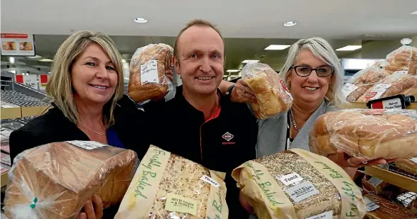  ?? MARTIN DE RUYTER ?? Auckland Point School principal Sonya Hockley, left and Victory School principal Helen Taylor-Young with Nelson New World owner-operator Greg Guy.