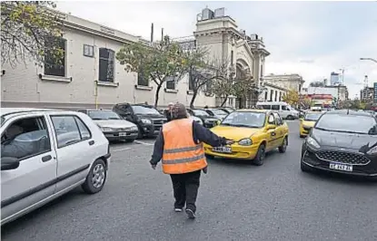  ?? (RAMIRO PEREYRA) ?? De compras. La zona del Mercado Norte está incluida en el sector de estacionam­iento de Movipark.