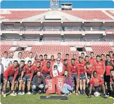  ?? ?? ABUELO Y NIETO JUNTO AL PLANTEL COMPLETO DEL ROJO.