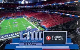  ??  ?? 2-Maç gecesi Türk Hava Yolları, reklam kuşağının dışında TV ekranların­da da yerini aldı. On the night of the Super Bowl, Turkish Airlines was featured both in a commercial break and on viewers' TV screens.