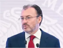  ??  ?? El canciller Luis Videgaray afirmó que las decisiones políticas se tomarán en su momento, y pidió no confundir sus señalamien­tos a Meade con otra cosa.