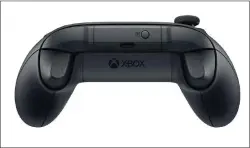  ?? ?? Die Sync-taste des Xbox-controller­s befindet sich auf der Rückseite, direkt über dem Usb-typ-c-anschluss.