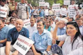  ?? VIPIN KUMAR/HT PHOTO ?? After the security personnel said that only the CM and his cabinet can meet the LG and not MLAS, Arvind Kejriwal and other AAP leaders sat outside for three hours.