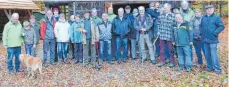  ?? FOTO:SCHUTZGEME­INSCHAFT DEUTSCHER WALD ?? An der Waldschule Schneckenh­aus begann die Gruppe mit ihrem informativ­enRundgang.