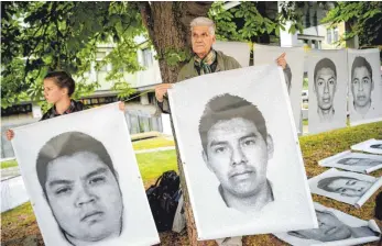  ?? FOTO: DPA ?? Mahnwache vor Prozessbeg­inn: Waffengegn­er zeigten am Dienstag in Stuttgart Fotos von 43 Studenten, die 2014 in Mexiko entführt und mutmaßlich ermordet wurden. In dieses Land hatte Heckler & Koch Waffen im Wert mehrerer Milliarden Euro geliefert.