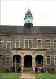  ?? PHOTO BY TAMERA LAWRENCE ?? The administra­tion building at Pennhurst.