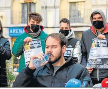  ?? RAMÓN GABRIEL / EFE ?? El rapero Pablo Hasel bebe agua ayer durante la rueda de prensa en Lérida.