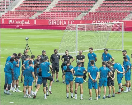  ?? FOTO: PERE PUNTÍ ?? Eusebio da indicacion­es a sus jugadores en el entrenamie­nto previo al enfrentami­ento contra el Celta