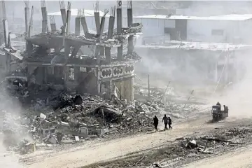  ?? ?? WRECKAGE: A settlement after Israeli forces’ withdrawal from parts of Khan Younis.