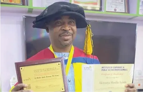  ?? ?? MC Oluomo displaying his certificat­e after being conferred honourary doctorate degree by an institute, a non- degree awarding educationa­l institutio­n.