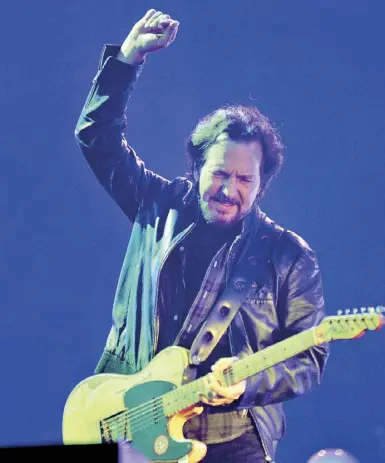  ??  ?? Frontman Eddie Vedder dei Pearl Jam, la band americana sarà in concerto domani allo stadio Olimpico