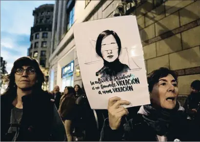  ?? VINCENT WEST / REUTERS ?? Manifestac­ión en Bilbao por el caso de La Manada de Pamplona en diciembre del 2018