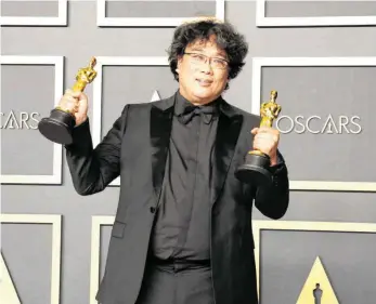  ?? FOTO: IMAGO-IMAGES ?? Auf ihn hatten die Buchmacher nicht gewettet: der Regisseur Bong Joon-ho mit seinen Oscars.