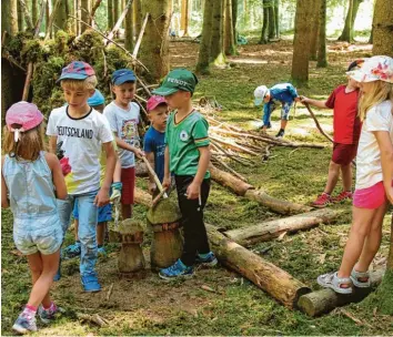  ?? Fotos: Ulla Gutmann ?? Ein Projekt der Kindergart­enkinder drehte sich um den Wald. Am Ende eines solchen Ausflugs sangen alle zusammen ein Lied und die Kinder erzählten, was sie gemacht haben und wie es ihnen dabei ergangen ist.