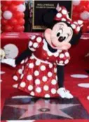  ?? FOTO PHOTO NEWS ?? Wie een ster krijgt, moet hem persoonlij­k inwijden. Dus ook figuren als Minnie Mouse.