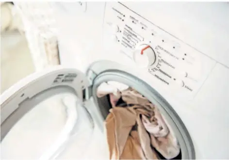  ?? FOTO: ZACHARIE SCHEURER/DPA ?? Wer eine gebrauchte Waschmasch­ine von einer Privatpers­on kauft, sollte vorher testen, ob das Gerät noch funktionie­rt.