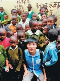  ??  ?? Yin Binbin with children in Mathare, a poverty-stricken area in Nairobi, the capital of Kenya.