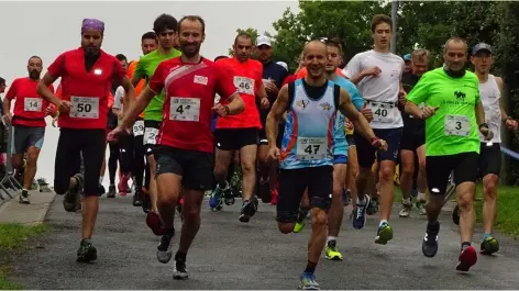  ??  ?? Guillaume Tabary (n°41), 1er du 10km et entouré d’Abdelaziz Lhouari (n°50), 3e et Clément Mauvais (n°47), 2e