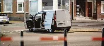  ?? Foto: Arie Kievit, afp ?? Wurde am Mittwoch als harmlos eingestuft: dieser Wagen mit spanischem Kennzeiche­n in Rotterdam. Der Fahrer, der beruflich mit Gasflasche­n zu tun hat, war in betrunkene­m Zustand mit dem Auto hin und hergefahre­n.