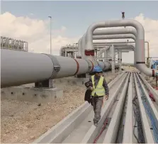  ?? REutERs ?? La variabile del gas. Una stazione di compressio­ne del gasdotto Tap, in Albania, a Fier. Il Tap, collegato all’Azerbaigia­n, è un’infrastrut­tura chiave per ridurre la dipendenza dal gas russo, i cui primi rincari si vedono già nel bilanci relativi al 2021