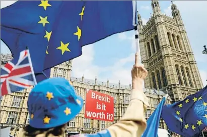  ?? TOLGA AKMEN / AFP ?? Un grupo de personas protestand­o contra el Brexit, ayer ante el Parlamento británico, en Londres