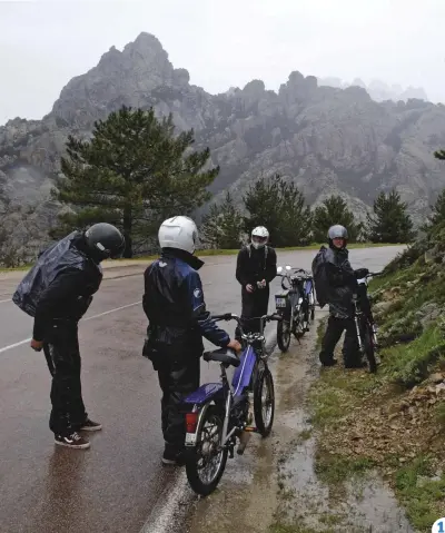  ??  ?? (1) Quelle tristesse de passer au col de Bavella tandis qu'il pleut à verse… (2) L'ambiance est certes décontract­ée, mais on ne plaisante pas avec la précision des chronos ! A la veille de la dernière étape, les quatre capitaines vérifient les écarts et pénalités. (3) Jean-double sur la “mob Frankestei­n”, bitza intégral. (4) C'est pas quelques gouttes qui vont dissoudre le sourire de Pilo et Timour, deux de mes valeureux coéquipier­s.