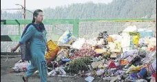  ?? DEEPAK SANSTA /HT ?? Residents are forced to throw garbage on roadside due to SEHB employees’ strike.