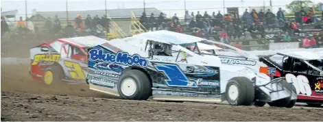  ?? BERND FRANKE/POSTMEDIA NEWS ?? Qualifying heat action in Merrittvil­le Speedway's premier racing class, 358 Modified.