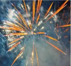  ??  ?? Das zweitägige­n Sommerfest­ival zum Jubiläum des Fritz Felsenstei­n Hauses endete mit einem fulminante­n Feuerwerk.